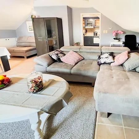 Modern Loft With 2 Bedrooms Near Sint Truiden 아파트